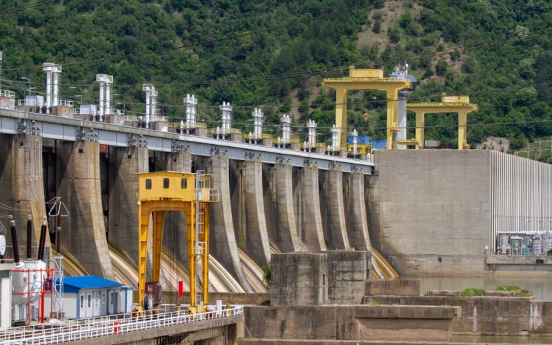 hidroelectrica-lanseaza-primul-sistem-flotant-de-panouri-fotovoltaice-din-romania-–-un-proiect-pilot-inovator,-in-valoare-de-39-mil.-lei,-realizat-in-judetul-olt