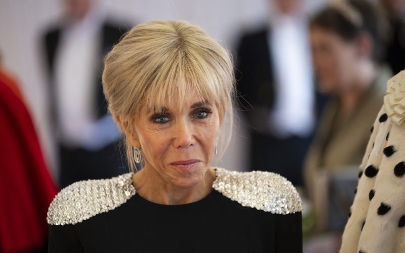 motivul-trist-pentru-care-brigitte-macron-a-parut-atat-de-absenta-in-timpul-vizitei-de-stat-din-marea-britanie.-prin-ce-tragedie-a-trecut-recent
