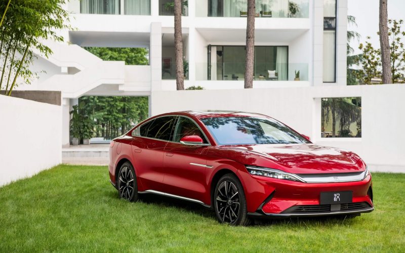 s-a-intors-roata,-constructorii-auto-europeni-fura-reteta-de-la-chinezi.-cum-au-ajuns-renault,-volkswagen,-nissan-si-stellantis-sa-nu-mai-faca-masini-ca-pe-vremuri