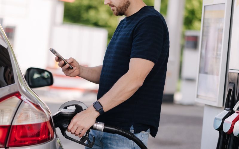 de-ce-ni-se-cere-sa-inchidem-telefonul-la-benzinarie-atunci-cand-alimentam-masina.-adevarul-din-spatele-avertismentelor