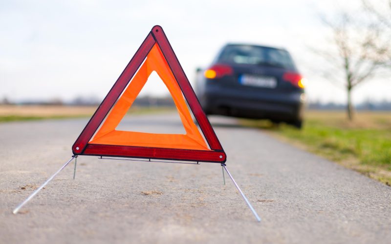 ai-voie-sa-tractezi-pe-autostrada-o-alta-masina?-ce-spune-legea-si-ce-riscuri-implica