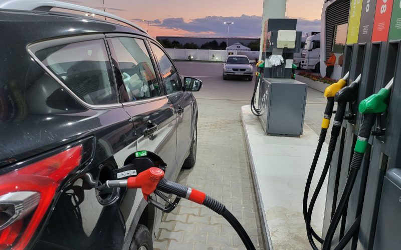cat-costa-benzina-si-motorina-in-romania-de-la-1-august.-cat-platesti-pe-un-plin-de-carburant-in-2025-la-o-dacia