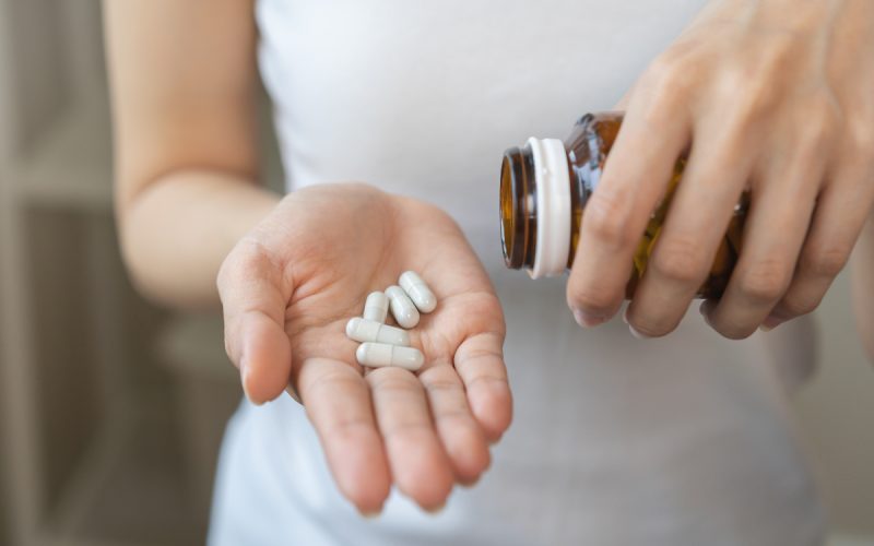 sondaj-spring-farma:-7-din-10-romani-practica-automedicatia,-adesea-cu-riscuri-majore
