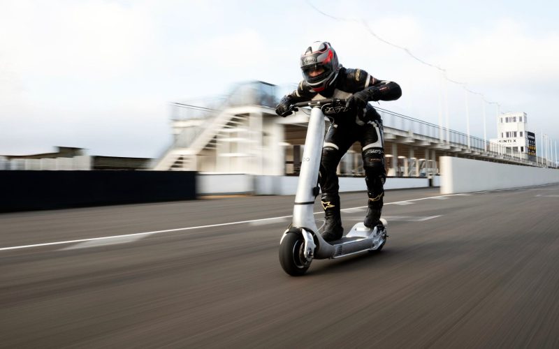 monstrul-cu-doua-roti:-trotineta-electrica-ce-atinge-160-km/h-si-spaima-oraselor-moderne-video
