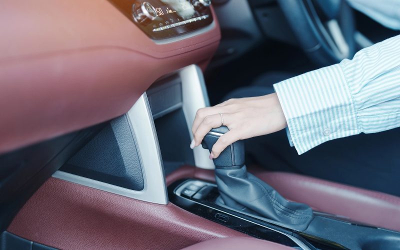 codul-rutier-2025:-restrictia-din-permis-care-le-poate-aduce-amenzi-mari-soferilor.-ce-se-intampla-daca-ai-facut-scoala-pe-masina-automata