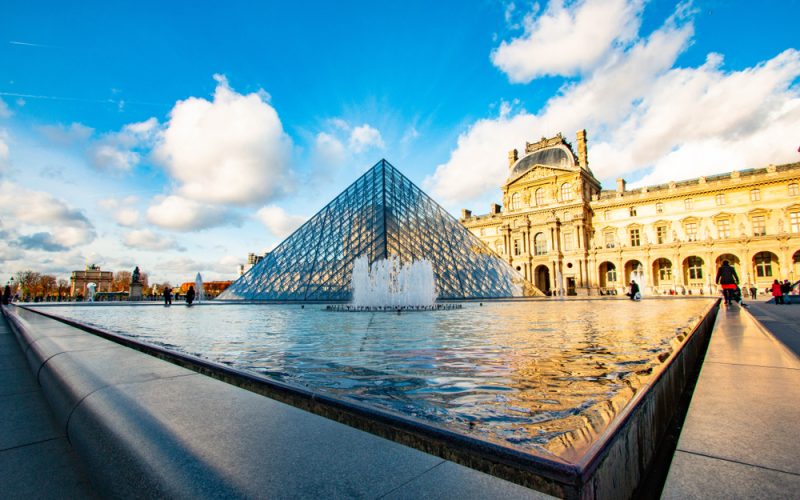muzeul-luvru-din-paris-a-fost-jefuit.-au-fost-furate-bijuterii-„de-o-valoare-inestimabila”