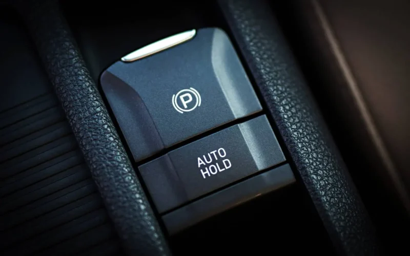 ce-este-butonul-auto-hold-la-o-masina?-modul-in-care-se-foloseste-corect