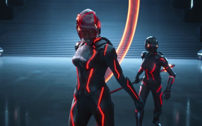 filmul-sf-„tron:-ares”,-o-experienta-vizuala-si-sonora-care-merita-ecranul-mare,-dar-nu-reuseste-sa-iasa-din-clisee