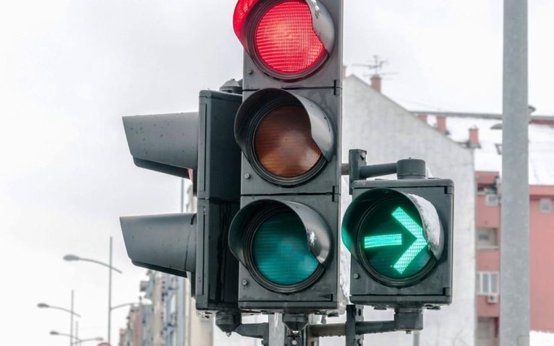 semafoarele-care-se-fac-rosii-ca-sa-te-oblige-sa-franezi,-introduse-in-romania.-stiu-sa-ti-masoare-viteza,-ce-rol-au-in-trafic
