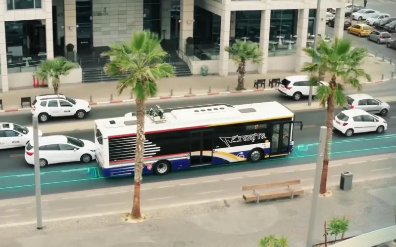 franta-inaugureaza-prima-autostrada-din-lume-care-incarca-masinile-electrice-in-mers