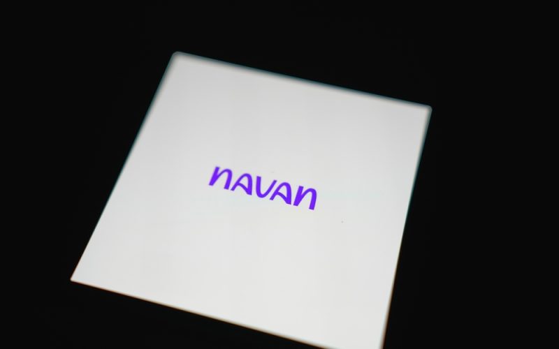 navan-debuteaza-pe-nasdaq-cu-o-evaluare-de-6,2-miliarde-dolari,-in-una-dintre-cele-mai-mari-listari-tech-ale-anului