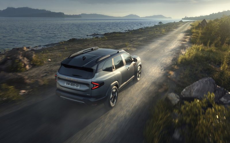 dacia-anunta-doua-noi-modele-pentru-2026:-un-automobil-compact-si-un-nou-model-electric