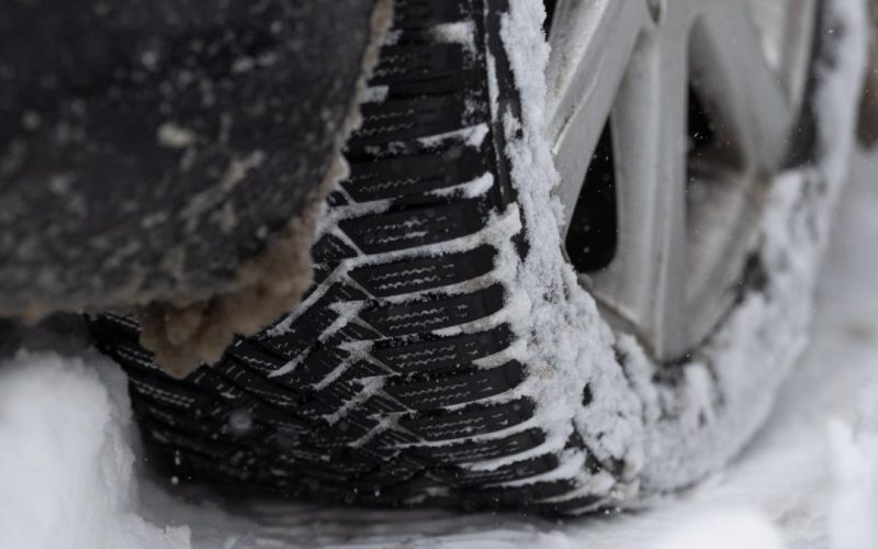 cand-trebuie-sa-treci-la-anvelopele-de-iarna:-limita-de-temperatura-recomandata-si-sfaturi-utile-pentru-soferi