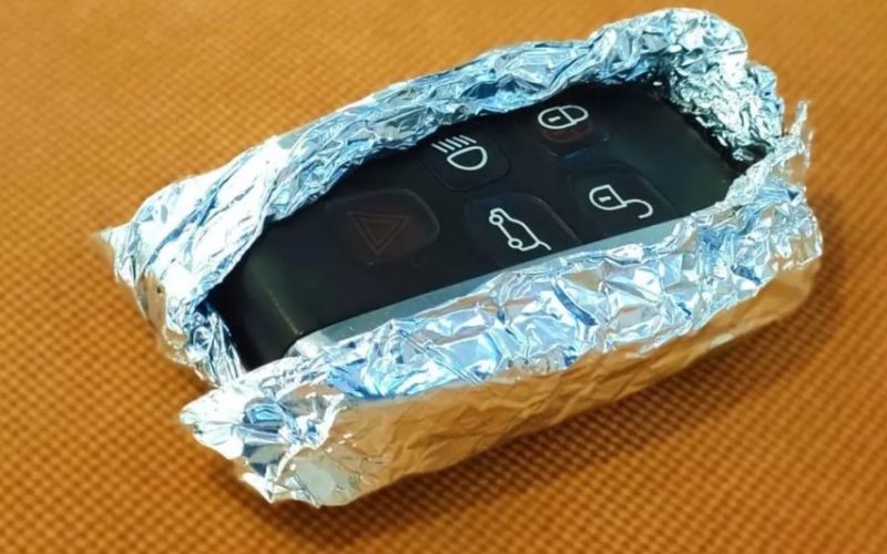 de-ce-sa-iti-infasori-cheile-masinii-in-folie-de-aluminiu