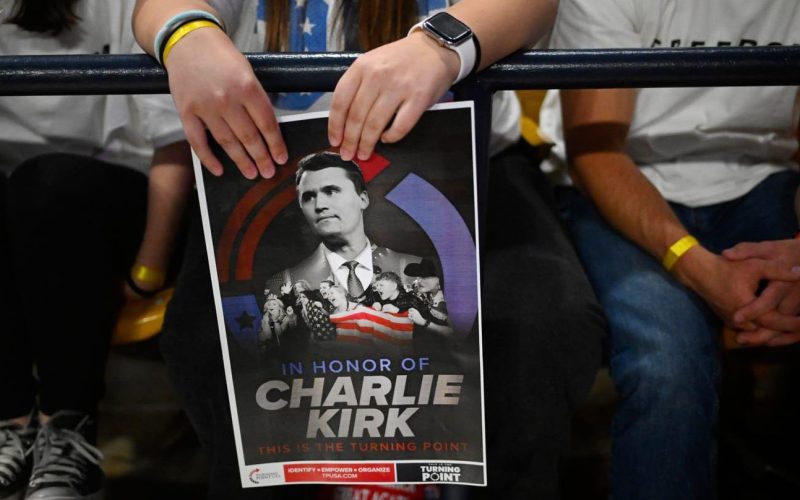 un-politist-pensionar-a-stat-inchis-5-saptamani-pentru-ca-a-postat-pe-facebook-un-meme-despre-charlie-kirk,-in-america-lui-trump