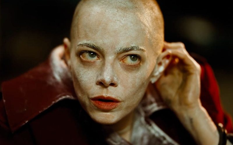 review-bugonia,-o-lectie-cinematografica-de-neratat-de-la-yorgos-lanthimos.-de-ce-sa-l-vezi-in-cinema