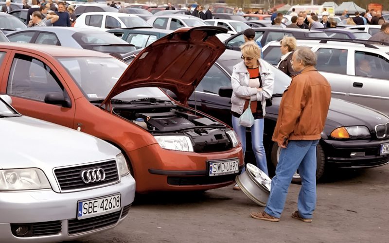 romanii-se-uita-de-doua-ori-si-la-o-dacia-noua,-de-marci-straine-nici-nu-mai-vorbim.-cu-cat-au-scazut-inmatricularile-si-ce-spune-asta-despre-piata-auto-in-2025