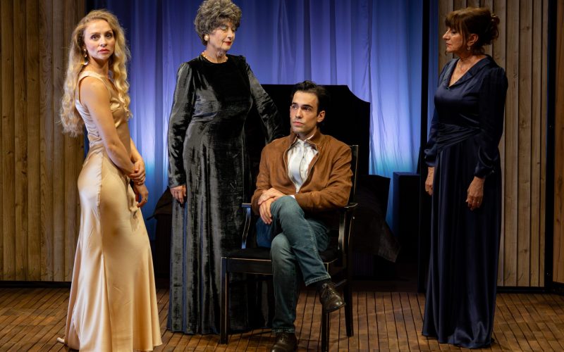 teatrul-mic-prezinta-premiera-oficiala-a-spectacolului-„trei-femei-inalte”-de-edward-albee