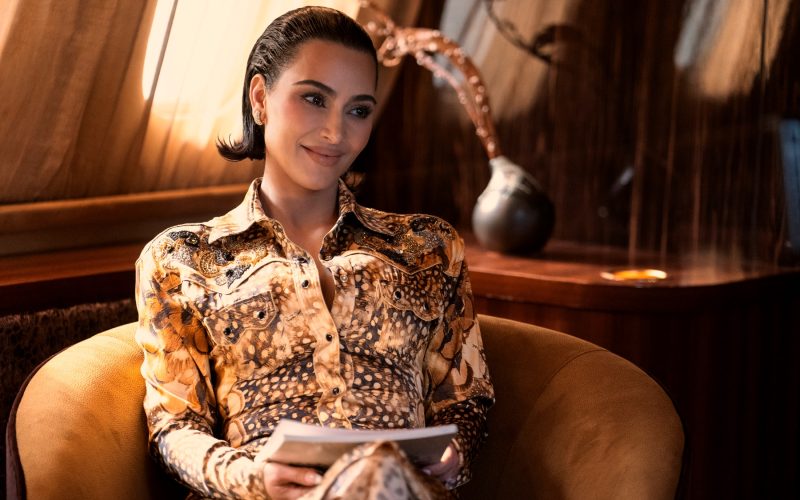 „totul-e-corect”,-noul-serial-al-lui-ryan-murphy-cu-kim-kardashian-si-glenn-close,-a-debutat-pe-disney+