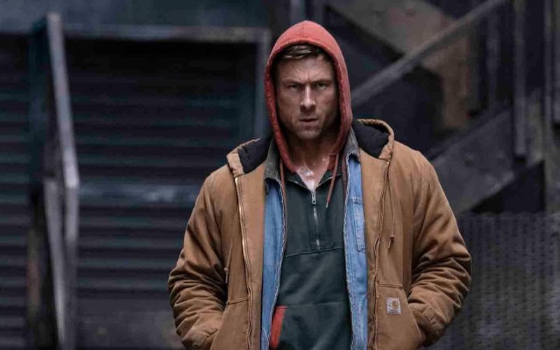 review-„the-running-man-–-fugarul:-vanatoare-de-oameni”,-un-thriller-intens-care-reinventeaza-clasicul-lui-stephen-king-pentru-noua-generatie