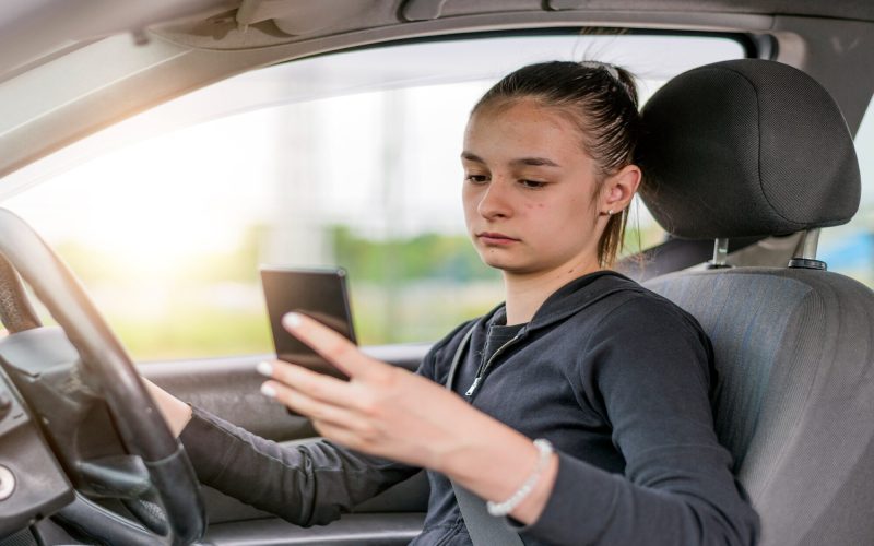 generatia-z,-considerata-cea-mai-riscanta-la-volan,-conform-unui-studiu.-in-cine-sa-ai,-totusi,-incredere