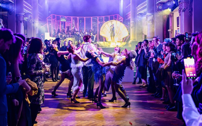 marele-gatsby-revine-triumfal-in-bucuresti:-mii-de-spectatori-asteptati-la-experienta-imersiva-care-a-cucerit-orasul.-cand-poti-vedea-reprezentatiile-de-anul-acesta